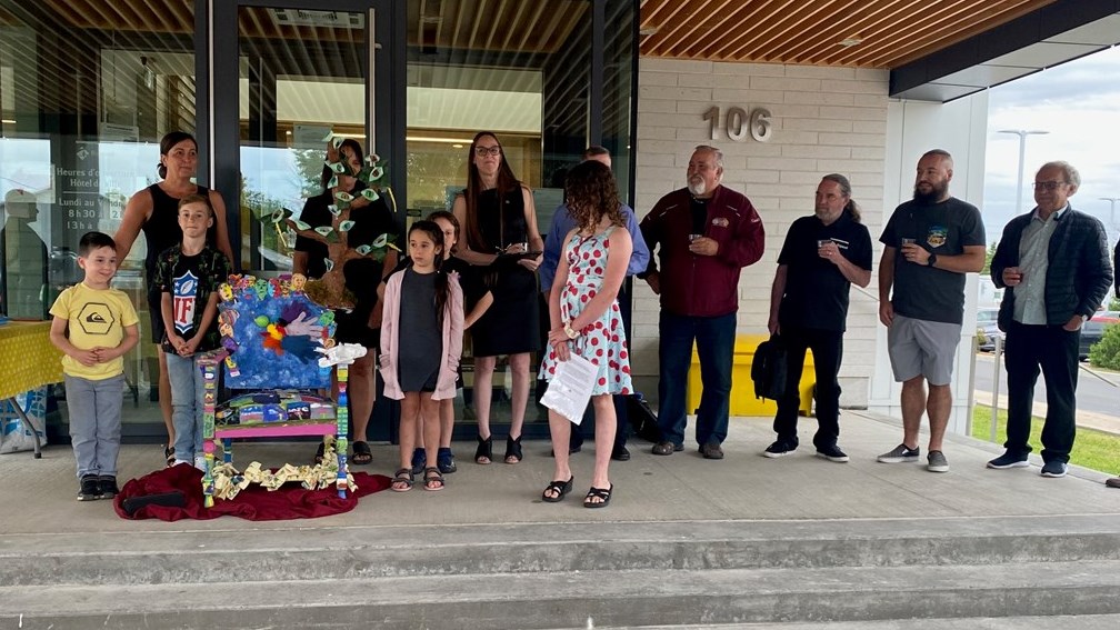 Une Chaise des générations remise aux élus de Rigaud