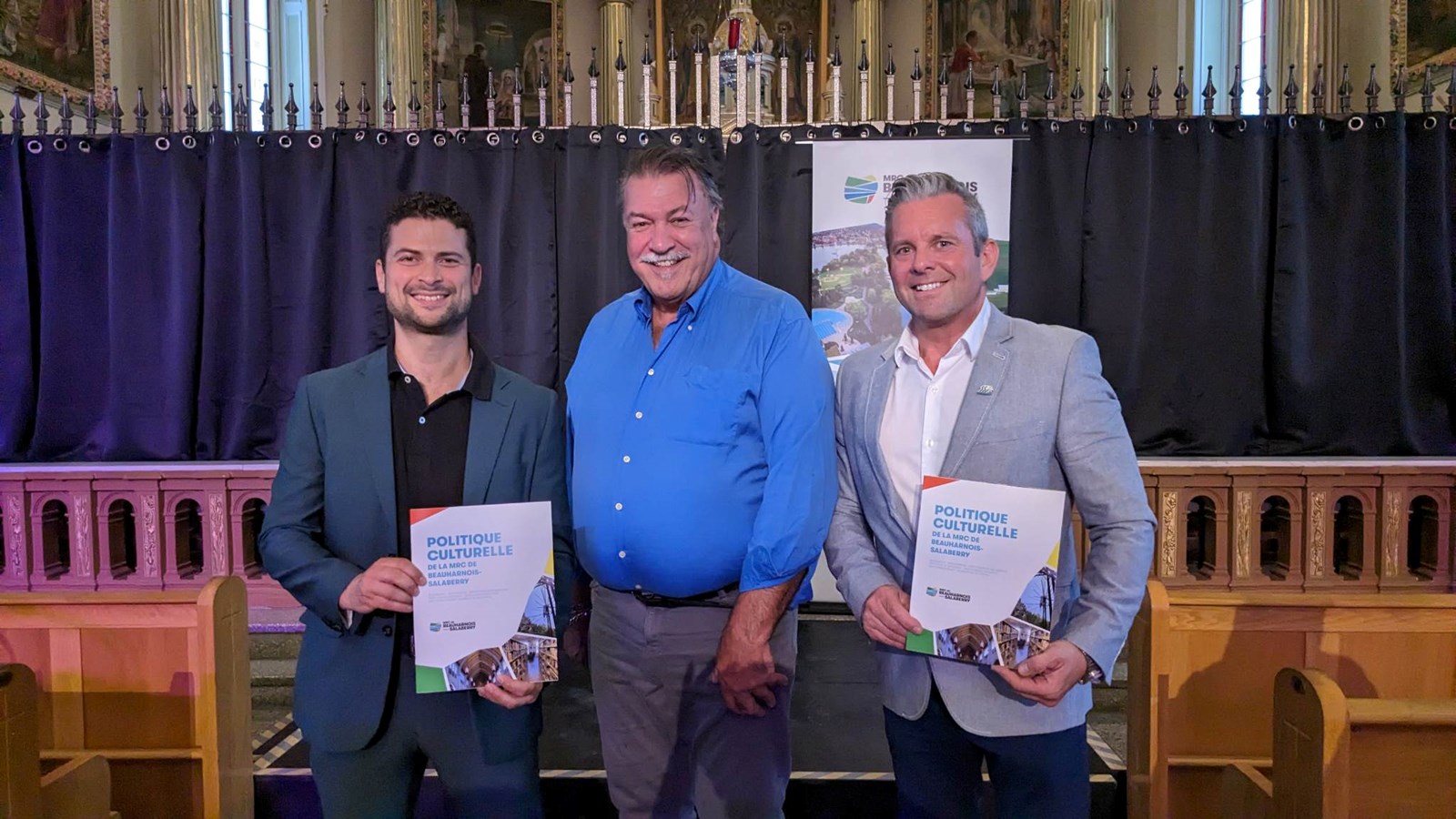 Sur la photo, on peut reconnaître le préfet de la MRC de Beauharnois-Salaberry, Miguel Lemieux, le maire de Saint-Louis-de-Gonzague, Yves Daoust et le maire de Saint-Stanislas-de-Kostka, Jean-François Gendron