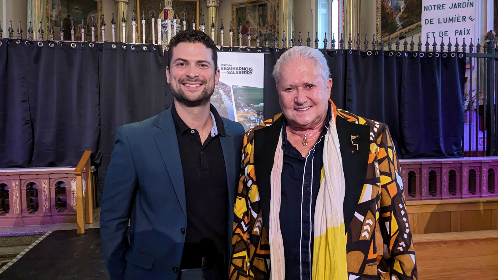 Le maire de Salaberry-de-Valleyfield, Miguel Lemieux prend la pose avec l'artiste Campivallensien récipiendaire du Prix Reynald-Piché 2023: Jean-Paul Daoust