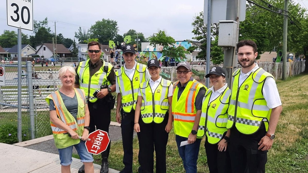 Le conseiller et membre du CSP, Stéphane Leduc (3e à partir de la droite) était présent à l’école Élisabeth-Monette à Salaberry-de-Valleyfield pour distribuer des avis de courtoisie avec l’équipe de cadets