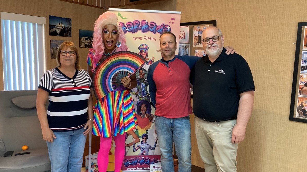 La drag queen Barbara de Barbades prend la pose avec les conseillers municipaux Manon Fortier, Francis Laberge et Mario Charette