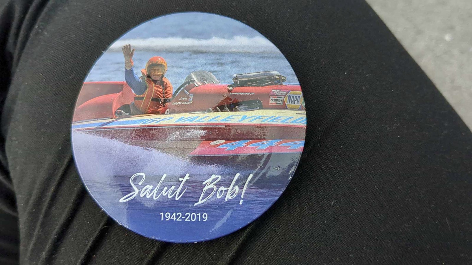 Les citoyens massés aux abords du parcours se sont vus remettre un macaron souvenir en mémoire du pilote d'hydroplane de Salaberry-de-Valleyfield, Robert Théorêt, décédé en 2019 