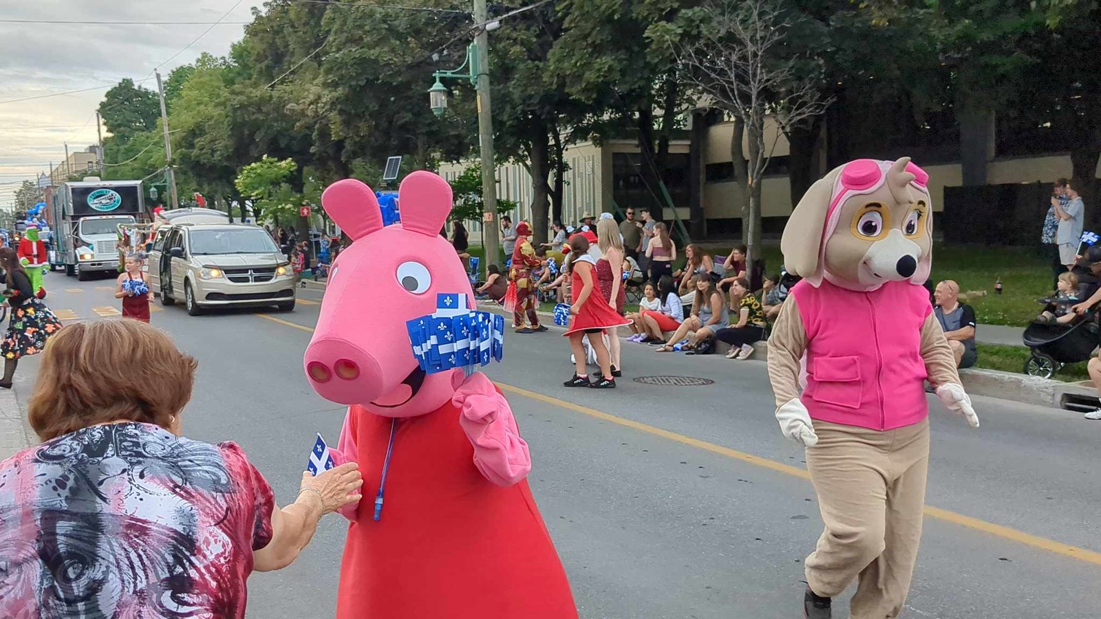 Plusieurs mascottes et personnages aimés des tout-petits et des grands ont pris part au défilé 