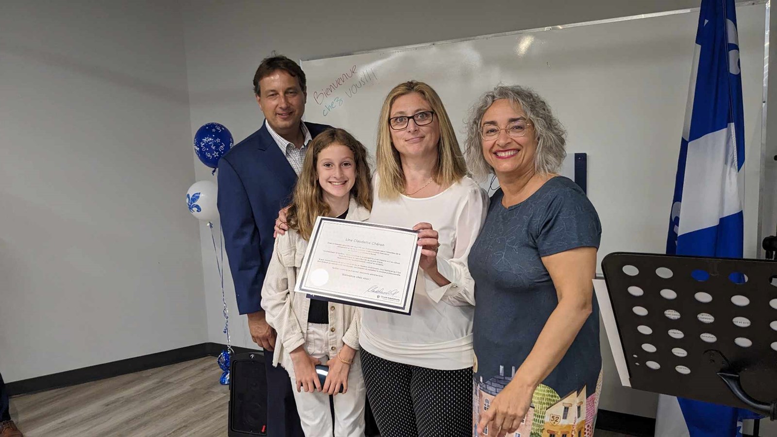 Lina Claudette Chéron, citoyenne de Vaudreuil-Soulanges prend la pose avec la députée Claude Dellefeuille et le maire des Coteaux, Sylvain Brazeau 