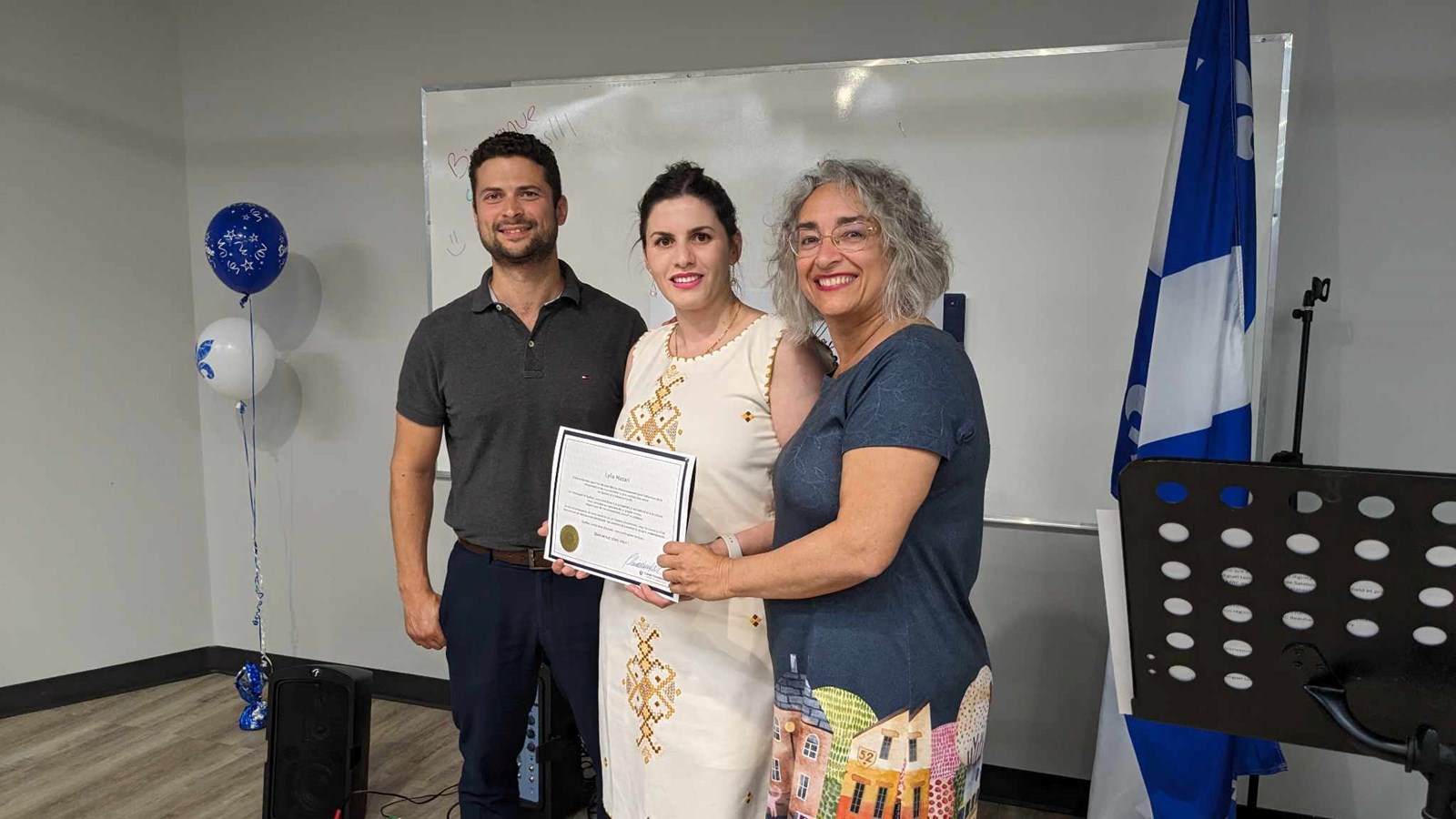 Lylia Mazzari prend la pose avec le maire de Salaberry-de-Valleyfield et préfet de la MRC de Beauharnois-Salaberry, Miguel Lemieux et la députée de Salaberry-Suroît, Claude DeBellefeuille 