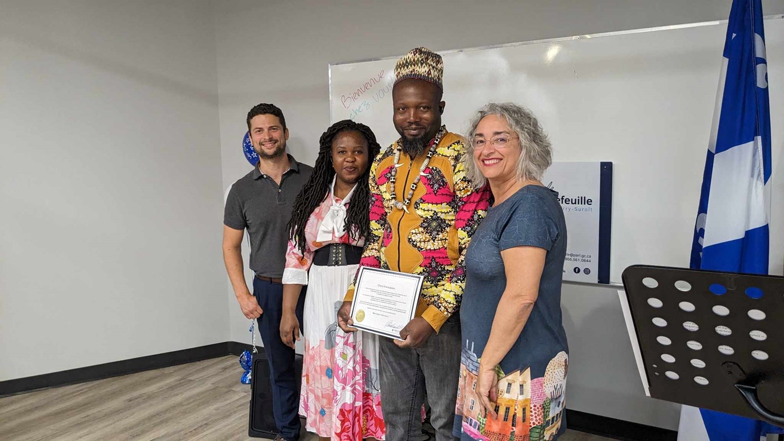 Clovis Kwouasseu et sa femme prennent la pose avec le maire de Salaberry-de-Valleyfield et préfet de la MRC de Beauharnois-Salaberry, Miguel Lemieux et la députée de Salaberry-Suroît, Claude DeBellefeuille 