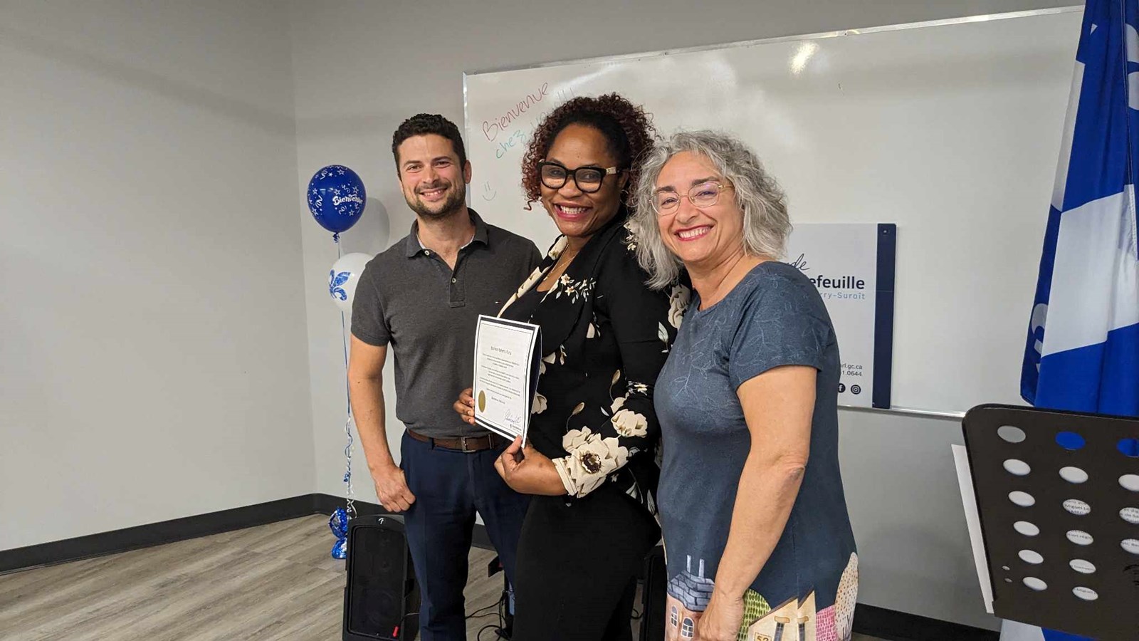 Bonheur Rehema Ruma prend la pose avec le maire de Salaberry-de-Valleyfield et préfet de la MRC de Beauharnois-Salaberry, Miguel Lemieux et la députée de Salaberry-Suroît, Claude DeBellefeuille 