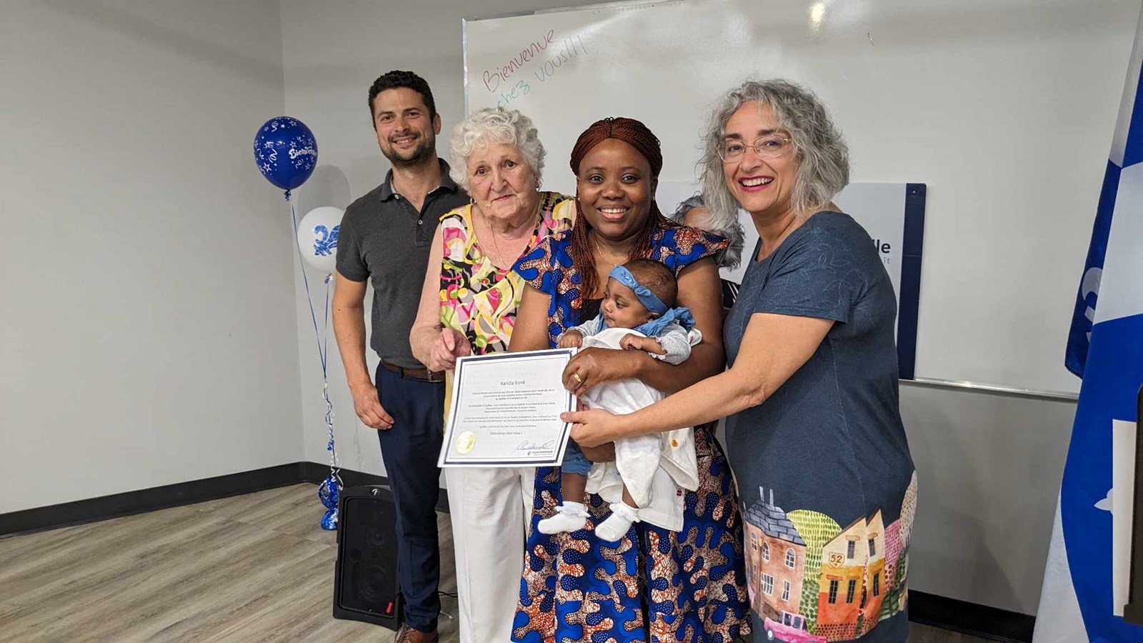 Karidia Koné et sa première voisine au Québec prennent la pose avec le maire de Salaberry-de-Valleyfield et préfet de la MRC de Beauharnois-Salaberry, Miguel Lemieux et la députée de Salaberry-Suroît, Claude DeBellefeuille  