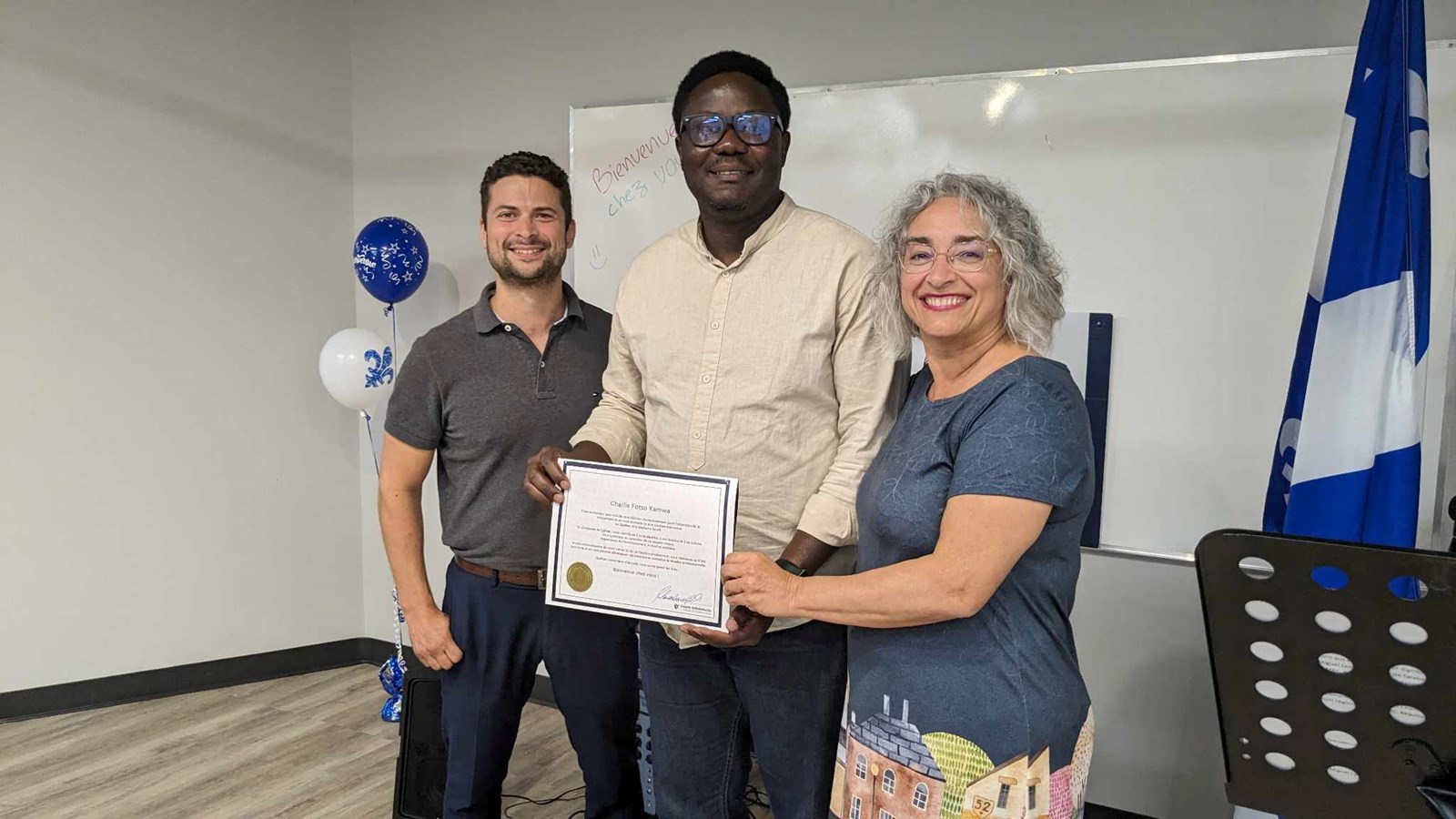 Charlie Fotso Kamwa prend la pose avec le maire de Salaberry-de-Valleyfield et préfet de la MRC de Beauharnois-Salaberry, Miguel Lemieux et la députée de Salaberry-Suroît, Claude DeBellefeuille 