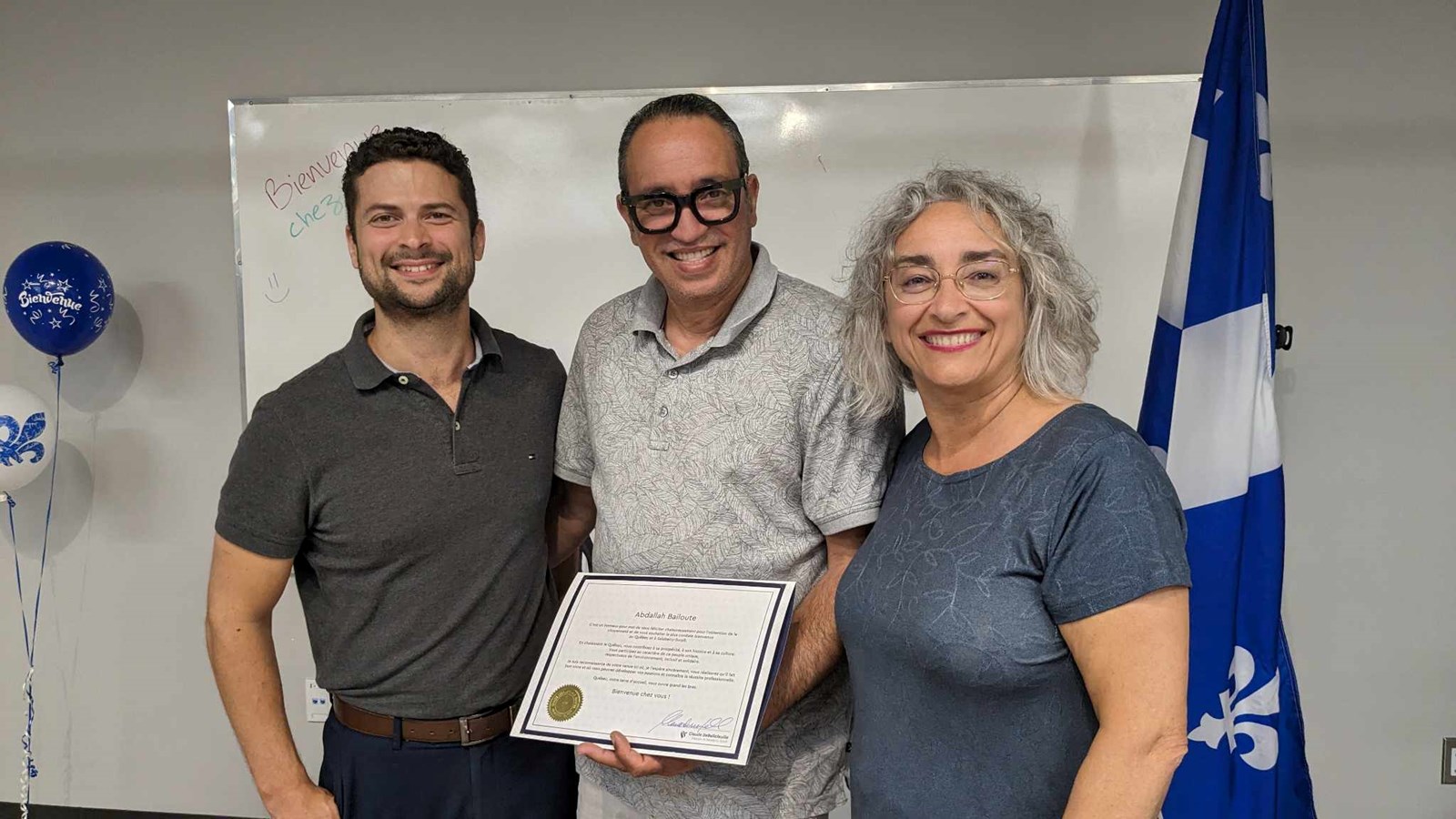 Abdallah Bauloute prend la pose avec le maire de Salaberry-de-Valleyfield et préfet de la MRC de Beauharnois-Salaberry, Miguel Lemieux et la députée de Salaberry-Suroît, Claude DeBellefeuille 