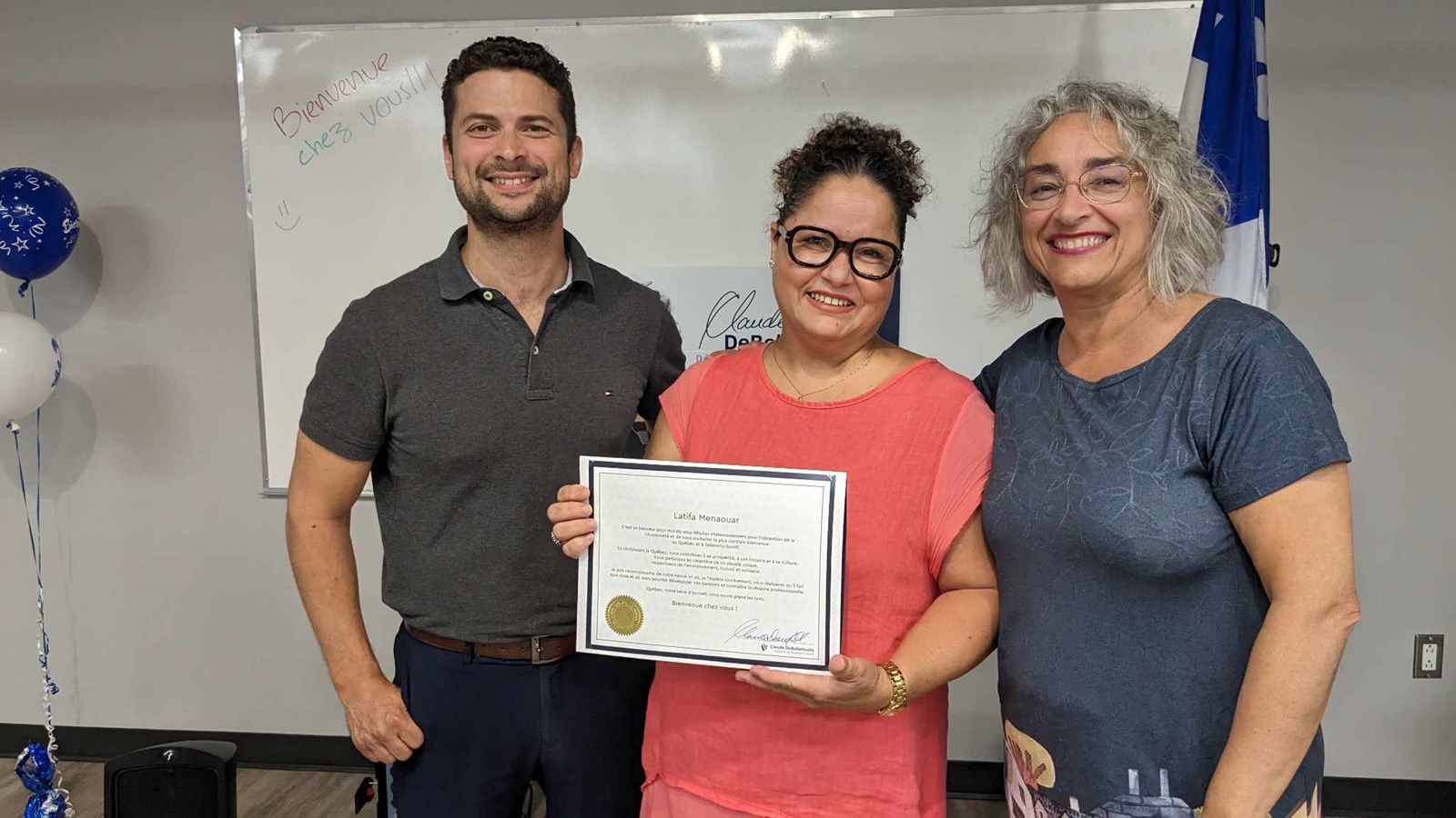 Latifa Menaouar prend la pose avec le maire de Salaberry-de-Valleyfield et préfet de la MRC de Beauharnois-Salaberry, Miguel Lemieux et la députée de Salaberry-Suroît, Claude DeBellefeuille 