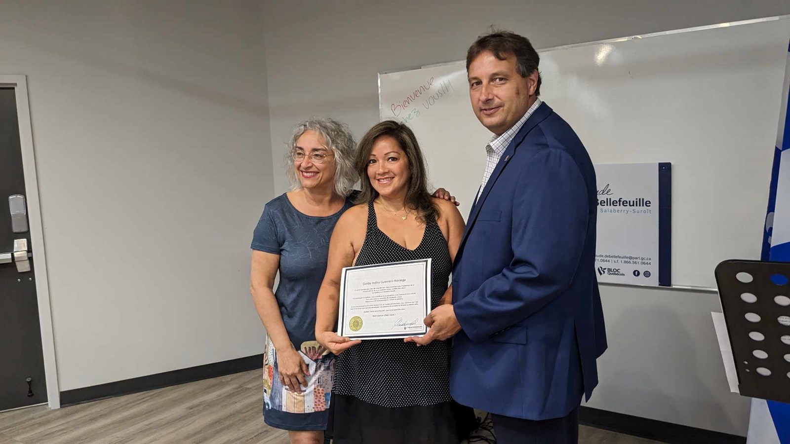 Golda Indira Guerrero Noriega prend la pose avec le maire des Coteaux, Sylvain Brazeau et la députée de Salaberry-Suroît, Claude DeBellefeuille 