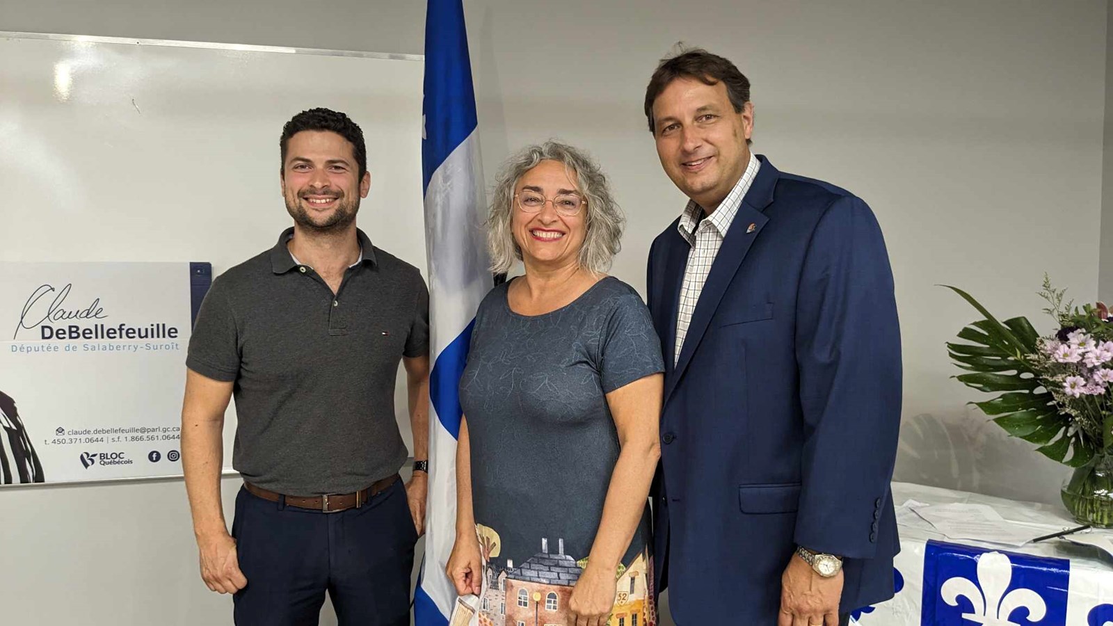 Le maire de Salaberry-de-Valleyfield et préfet de la MRC de Beauharnois-Salaberry, Miguel Lemieux prend la pose avec l'hôtesse de la soirée, la députée de Salaberry-Suroît, Claude DeBellefeuille et le maire des Coteaux Sylvain Brazeau 