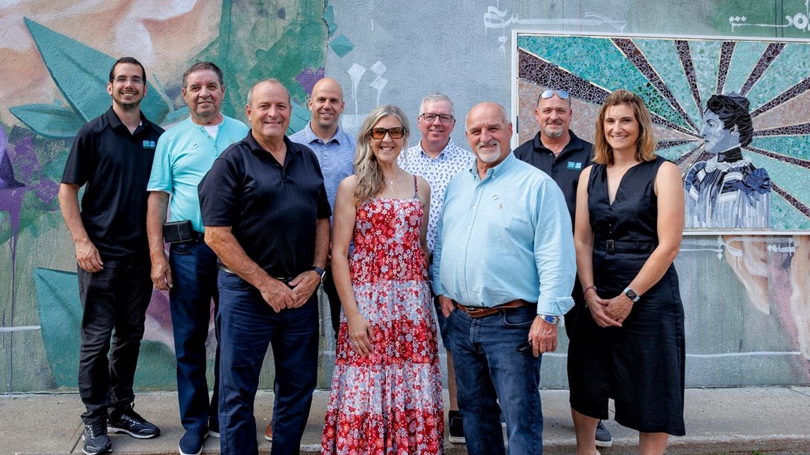 Les représentants de la Ville de Vaudreuil-Dorion ont pris la pose devant la murale lors de son inauguration
