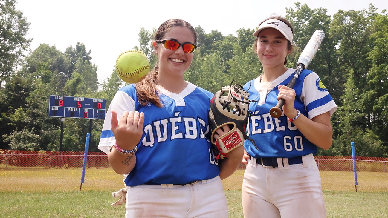 Naomi Pelletier et Naomi Cohen participent au tournoi de balle molle sous les couleurs d'Équipe Québec