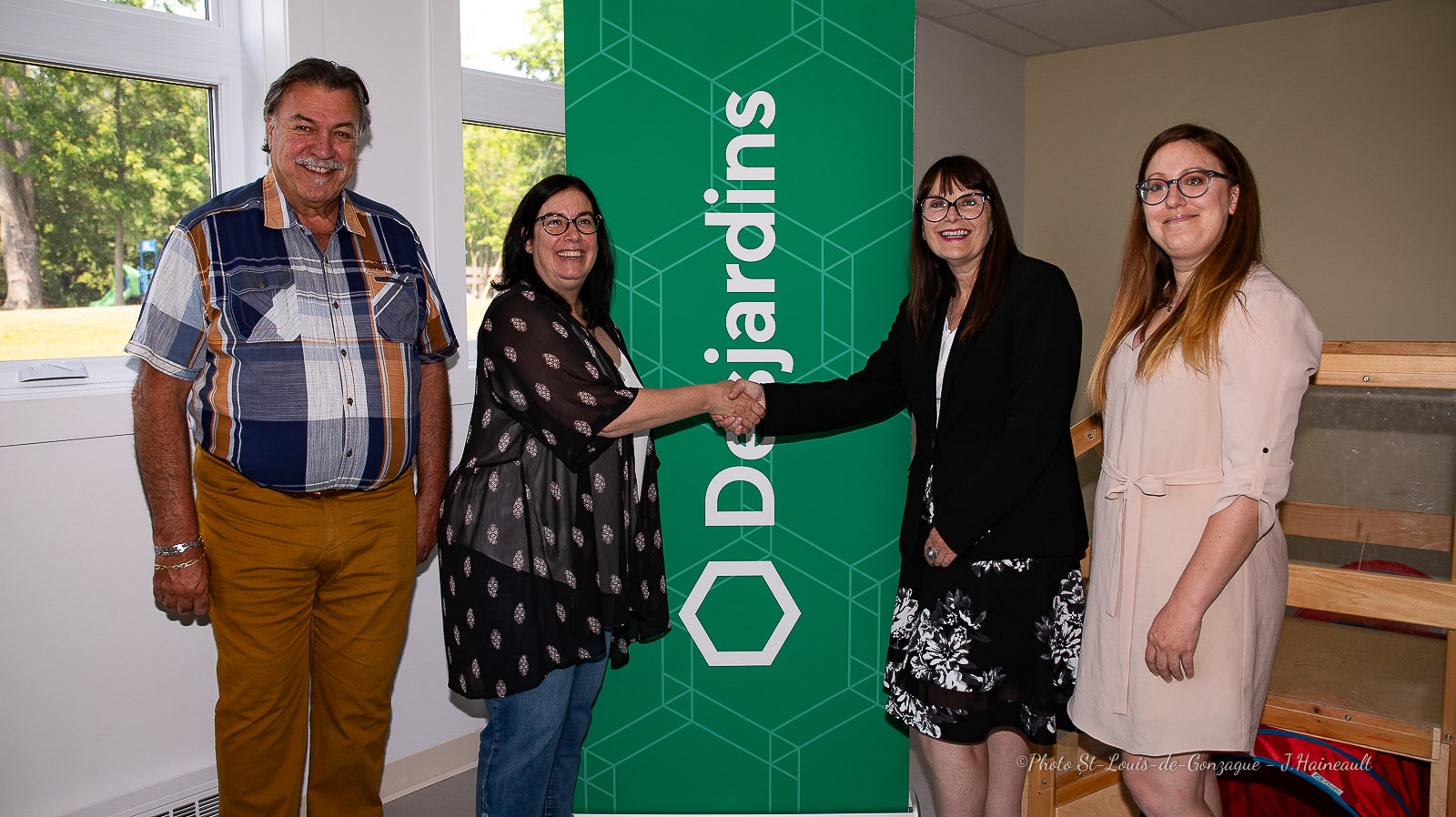 M. Yves Daoust, maire de Saint-Louis-de-Gonzague, Mme Martine Campbell, directrice générale du CPE la Campinoise, Mme Lyne Villemaire, directrice générale de la Caisse Desjardins de Beauharnois et Mme Catherine Dame, administratrice au conseil d’administration de l’installation Gazou