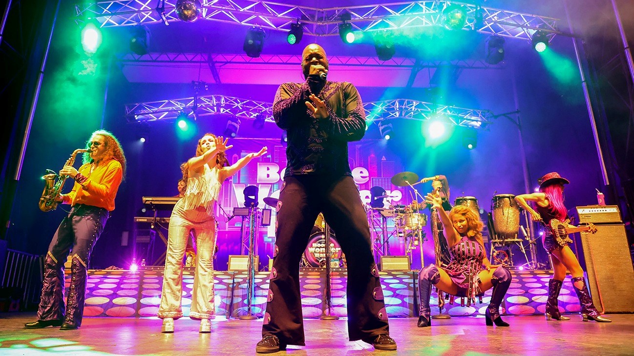 Le Boogie Wonder Band fait bouger la foule en marge des Régates de Valleyfield
