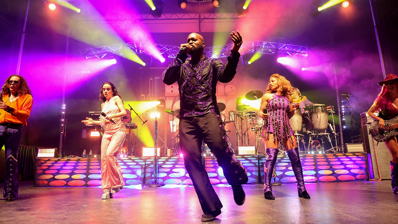 Le Boogie Wonder Band fait bouger la foule en marge des Régates de Valleyfield