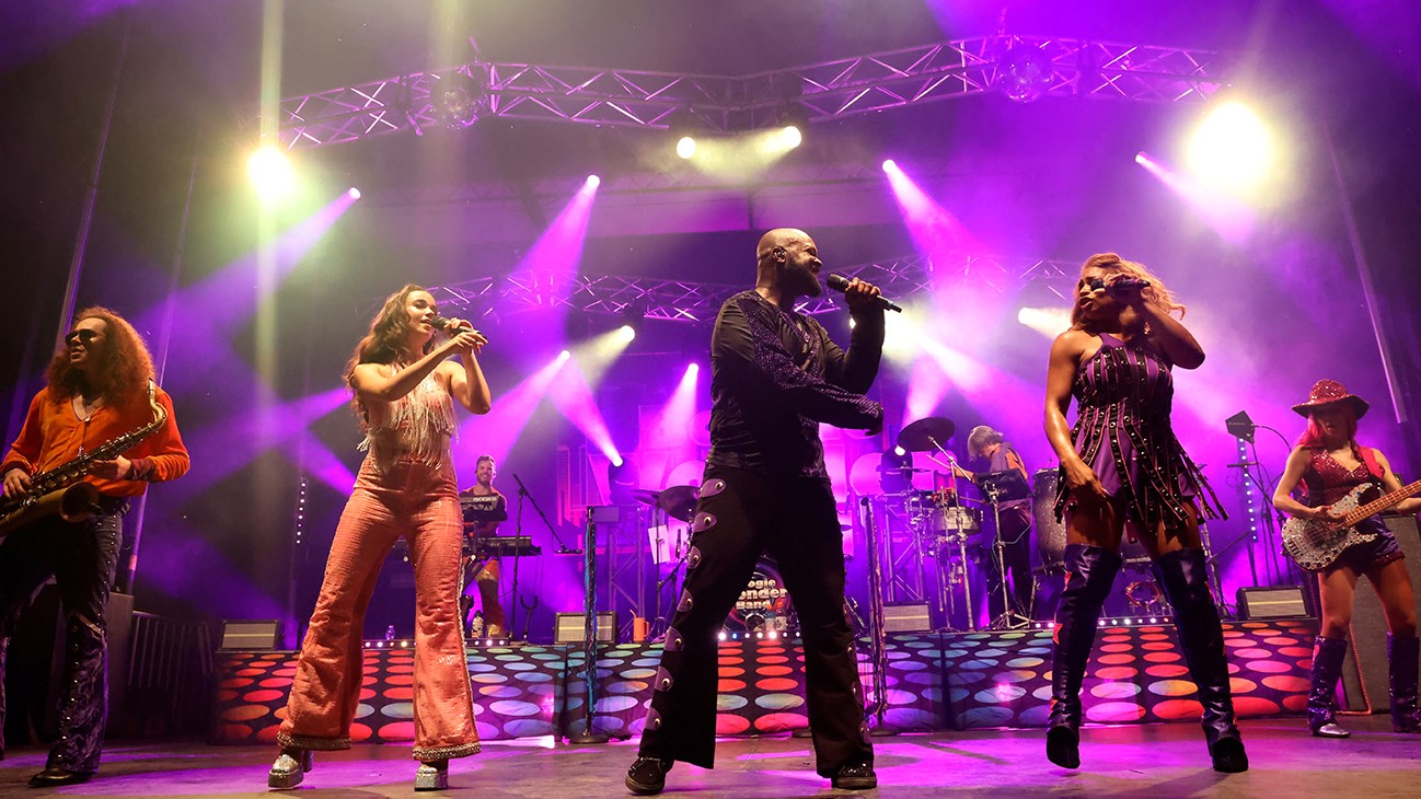 Le Boogie Wonder Band fait bouger la foule en marge des Régates de Valleyfield