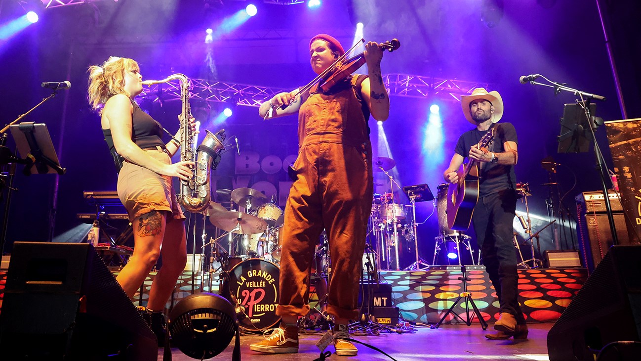 Le Boogie Wonder Band fait bouger la foule en marge des Régates de Valleyfield