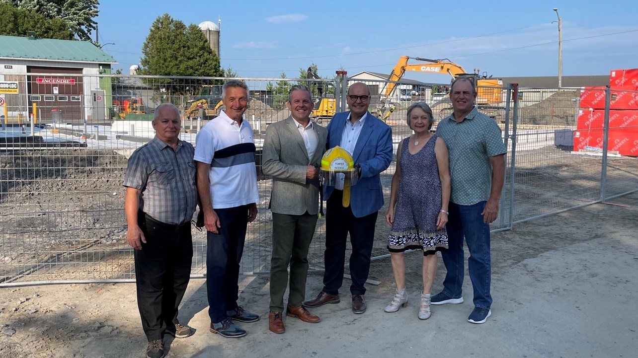Sur la photo, de la gauche vers la droite, on reconnaît Jacques Mailloux, conseiller municipal, Sylvain Poirier, conseiller municipal, Jean-François Gendron, Maire, Claude Reid, député de Beauharnois, Louise Théorêt, conseillère municipale et Mario Prévost, conseiller municipal.
