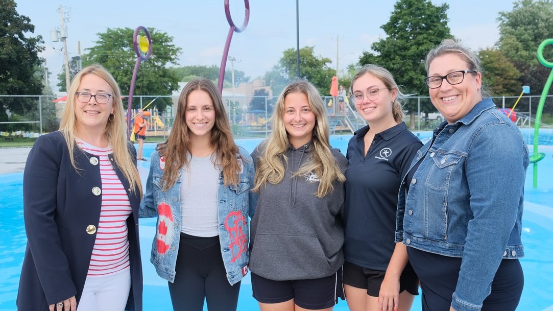 Nancy Forget, directrice-générale à la Ville de L’Île-Perrot, Audrey Joly, athlète olympique en natation artistique (Tokyo 2020), Meili Kulchinsky, entraîneuse en chef au CAVIP et sauveteuse au complexe aquatique pour la SODEM, Léana West, sauveteuse pour la SODEM et Martine Sauvé, directrice des loisirs à la Ville de L’Île-Perrot