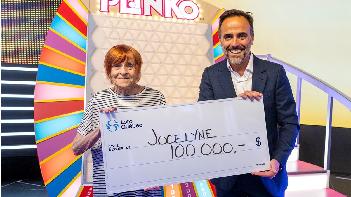 La gagnante prend la pose avec l'animateur Sébastien Benoît