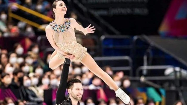 Lors de cette même compétition, Deanna Stellato et Maxime Deschamps de Vaudreuil ont terminé en première place après le programme court chez les Senior Couple