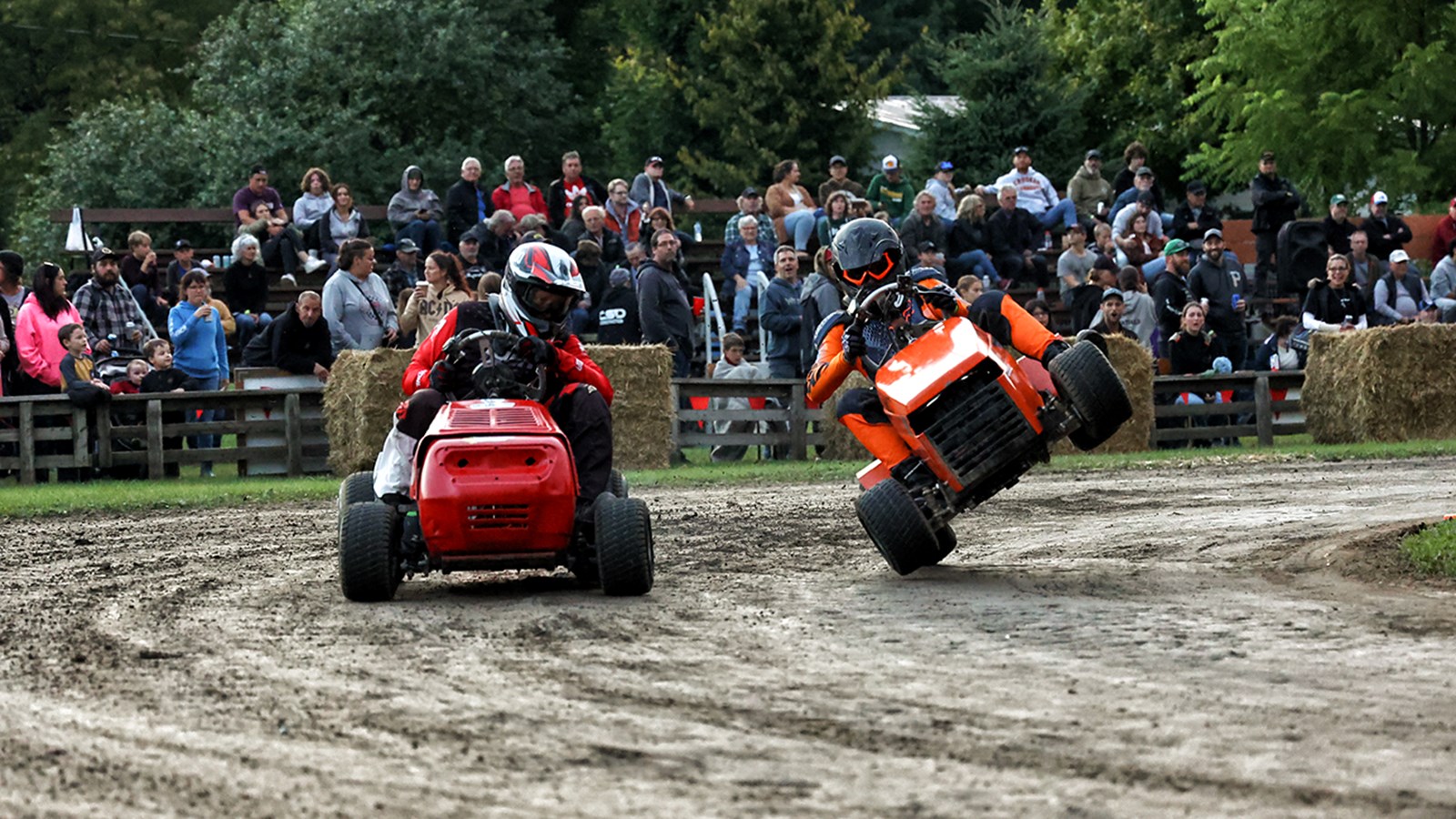 Patrice Lavergne (911) Sainte-Marthe et Chris Duplantie (orange) de Hawkesbury-Est se sont livrés une chaude lutte sur le parcours