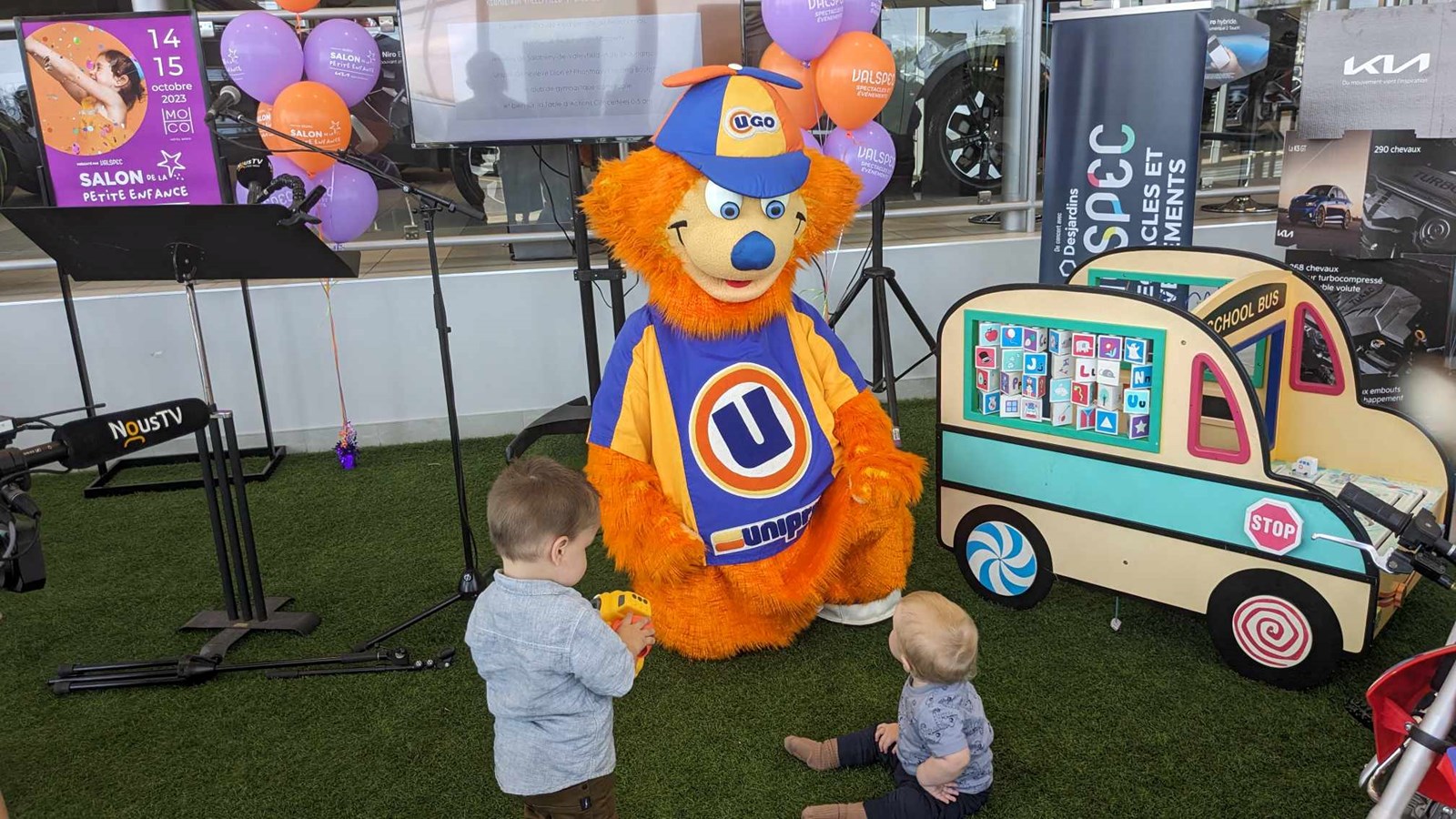 La mascotte d'Uniprix, Ugo, a pris quelques minutes pour amuser les tout-petits lors de la conférence de presse