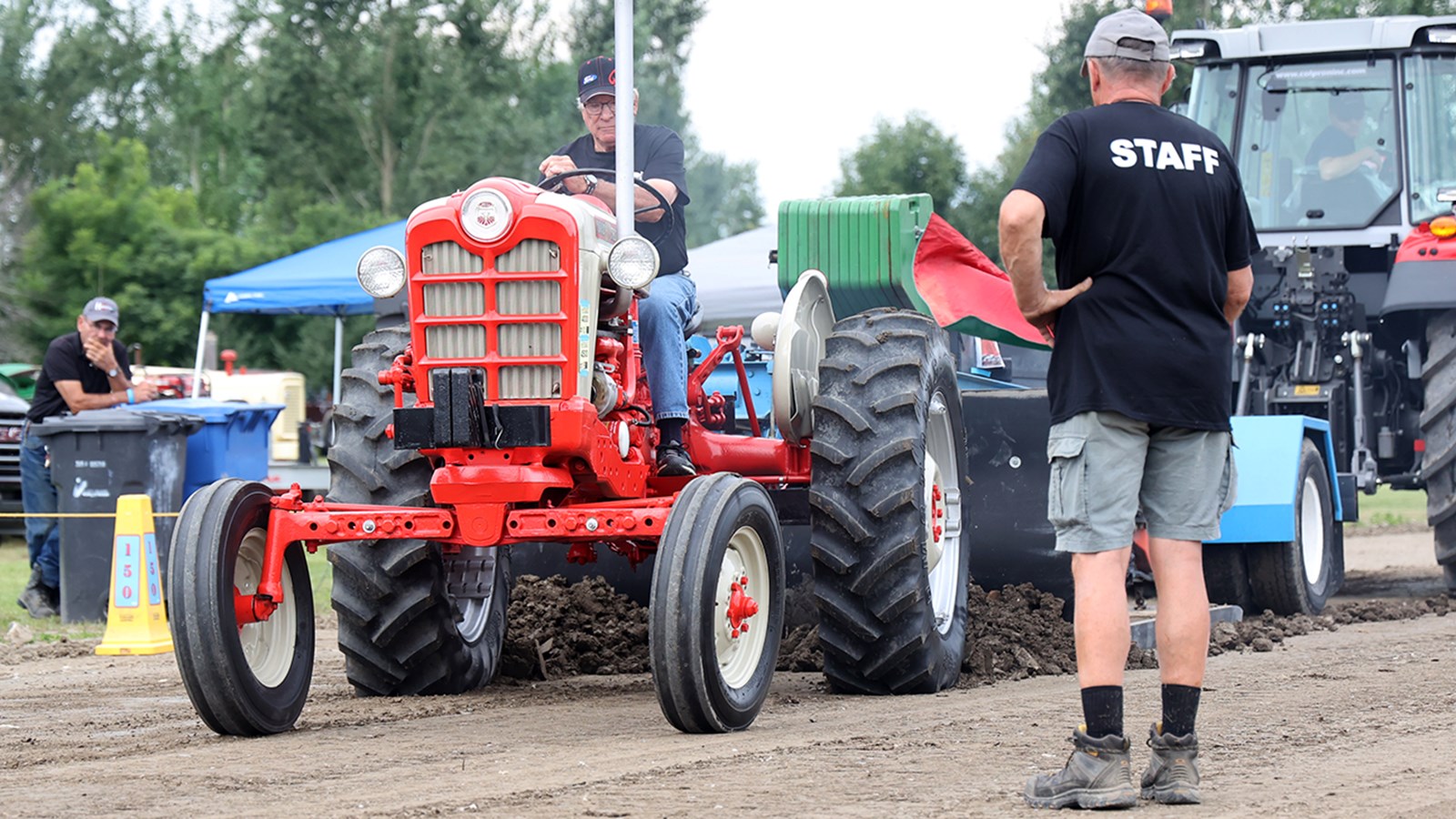 Un bel esprit de camaraderie à la 17e édition de Tires de tracteurs antiques