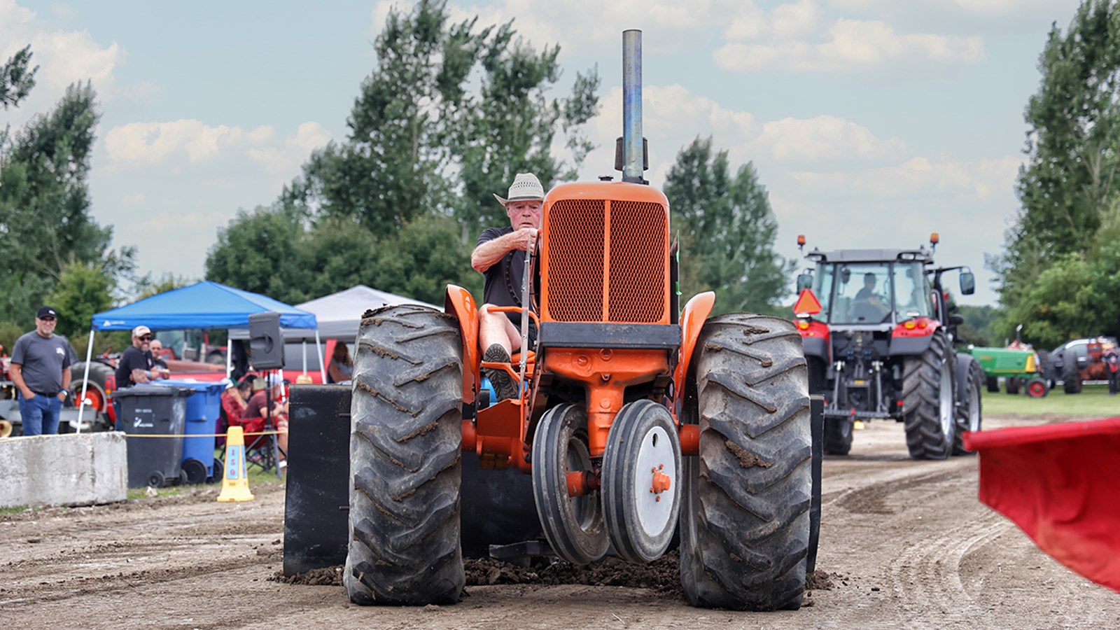 Un bel esprit de camaraderie à la 17e édition de Tires de tracteurs antiques