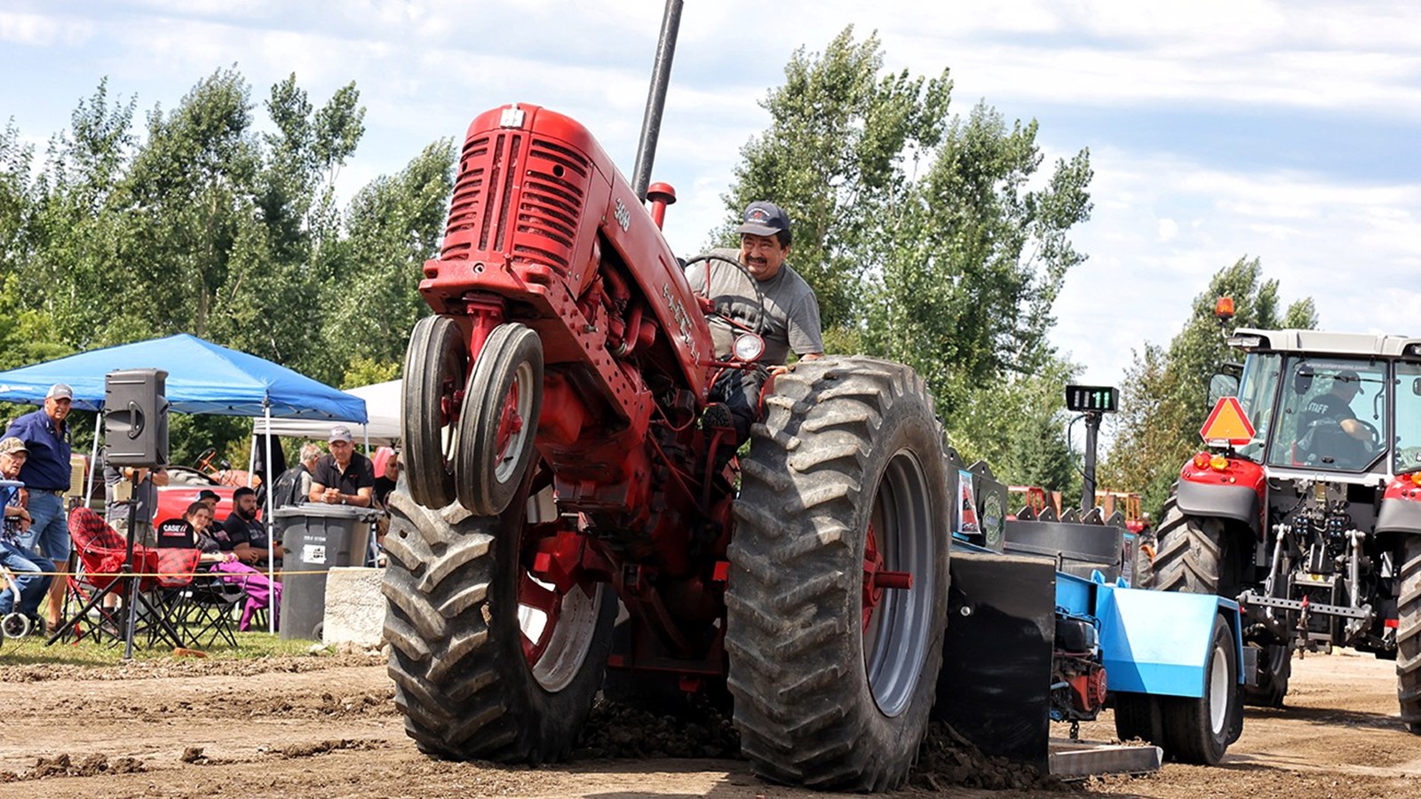 Un bel esprit de camaraderie à la 17e édition de Tires de tracteurs antiques