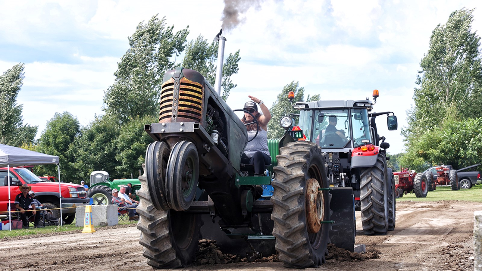 Un bel esprit de camaraderie à la 17e édition de Tires de tracteurs antiques