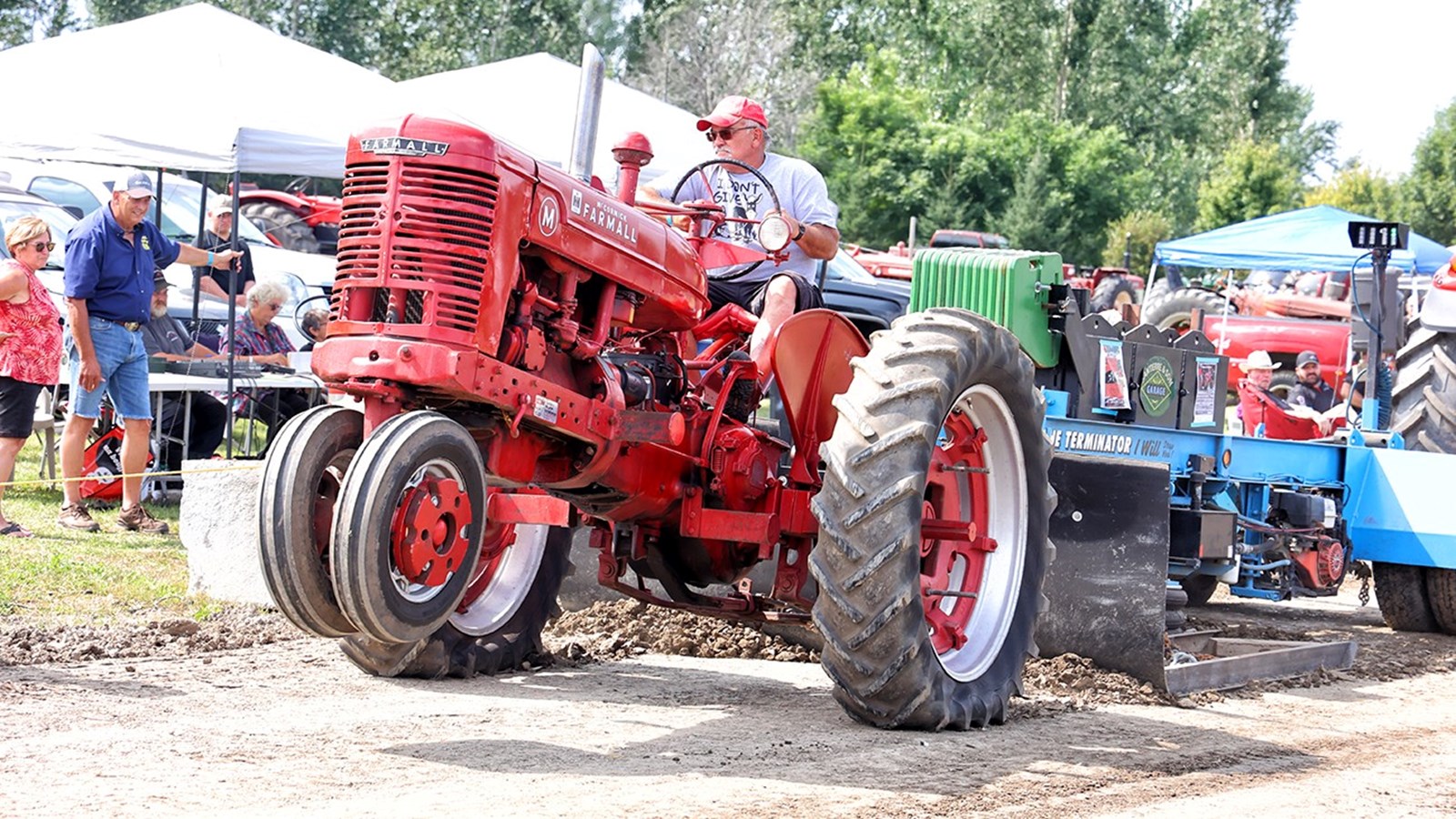Un bel esprit de camaraderie à la 17e édition de Tires de tracteurs antiques