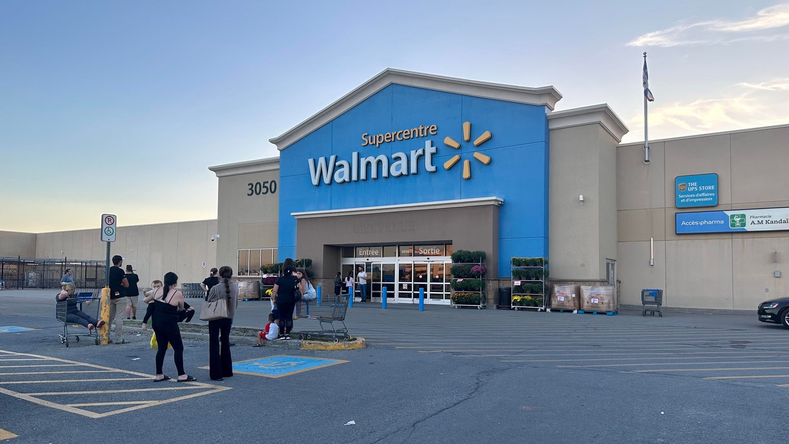 Vaudreuil-Dorion Walmart evacuated while police intervention