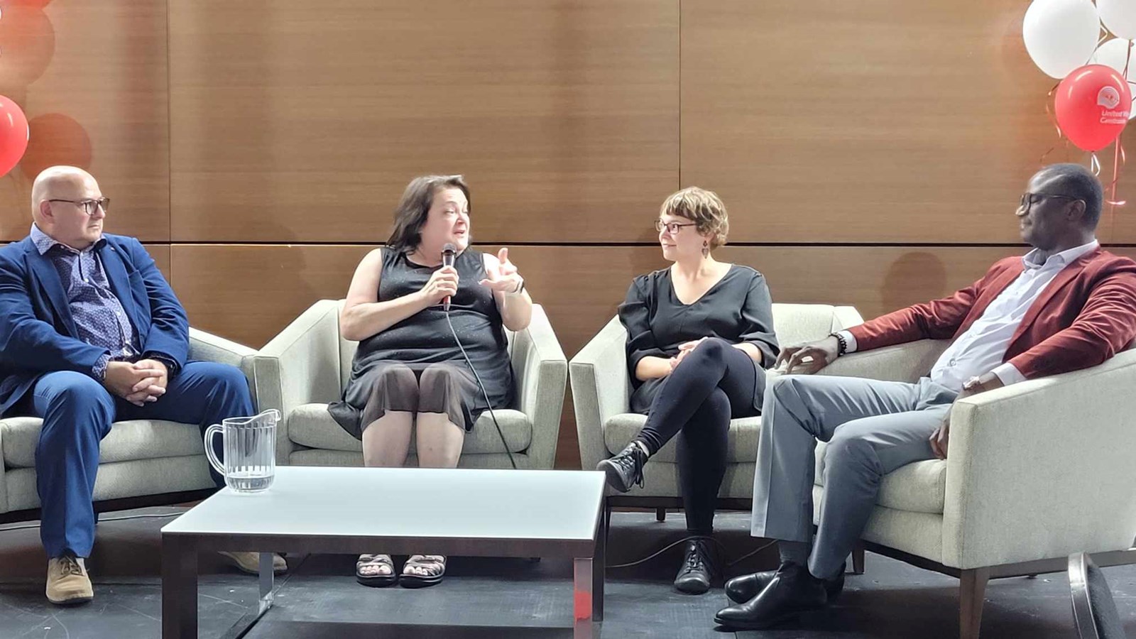 John Gladu, directeur général de l'organisme l'Aiguillage et  Dorren Roy, directrice générale du Comité logement Valleyfield avec le micro dans les mains ont pris part aux discussions lors du lancement 