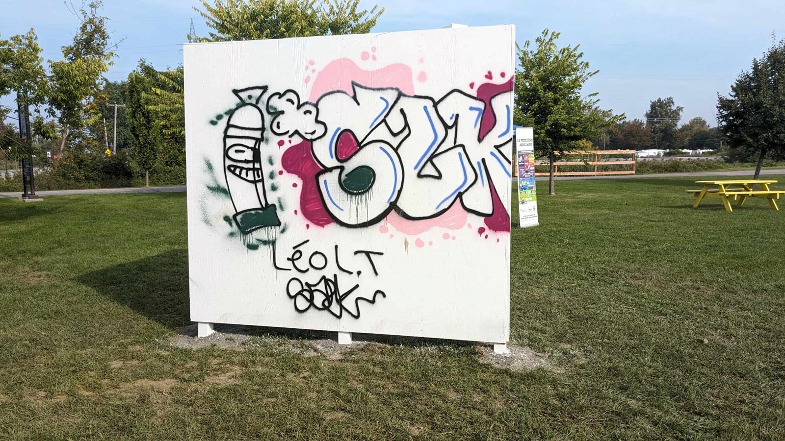 L'organisme Justice Alternative du Suroît était aussi sur place pour sensibiliser les jeunes et moins jeunes qui s'amusaient à proximité sur les graffitis