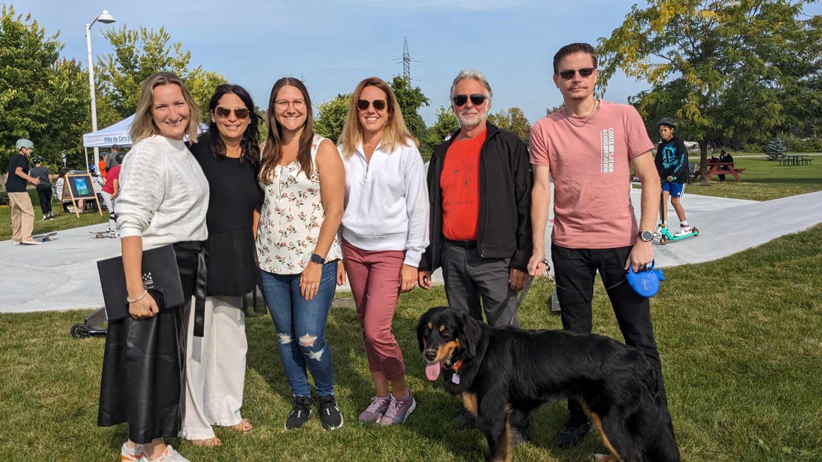 La députée de Soulanges, Marilyne Picard, prend la pose avec les conseillers municipaux Christine Arsenault, Nathalie Lemay, Alain Laprade et François Vallières et la mairesse Andrée Brosseau 