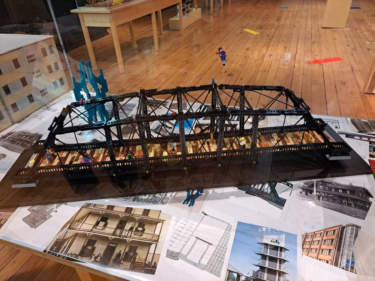 Le pont Jean-De-Lalande est l'une des structures récrées en lego
