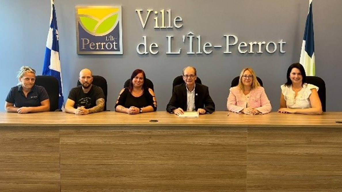 Sur la photo, de gauche à droite : Caroline Lemay, vice-présidente du Syndicat, Christian Rousseau, président du Syndicat, Mélanie Meunier, vice-présidente, Pierre Séguin, maire de la Ville de L’Île-Perrot, Nancy Forget, directrice générale et Élisabeth Guilbault, directrice des ressources humaines
