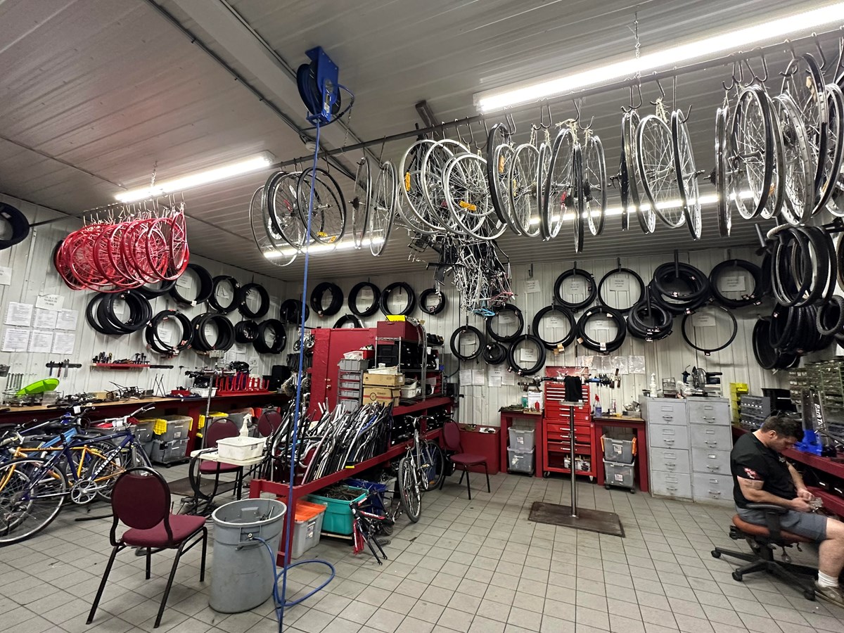 Plusieurs pièces provenant des bicyclettes démantelées
