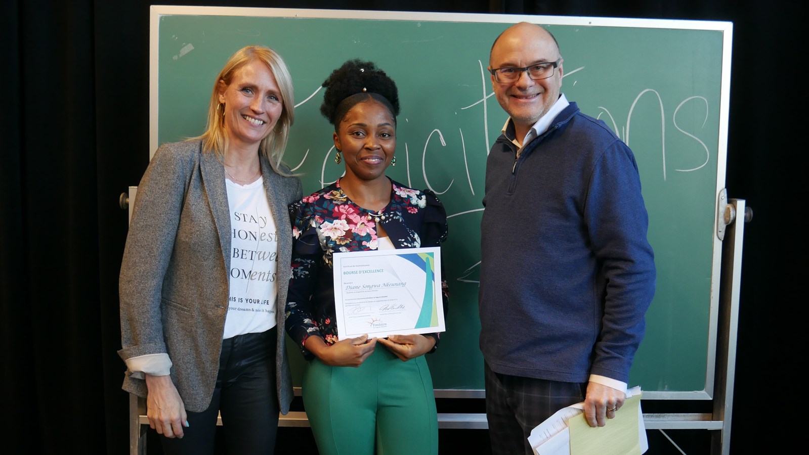 Sur la photo, Diane Songwa est accompagnée de Héléna Montpetit, enseignante en soins infirmiers au Cégep de Valleyfield et Yves Trottier, directeur général de la Fondation du Cégep de Valleyfield. Le trio a pris la pose lors de la remise d'une bourse à la jeune femme