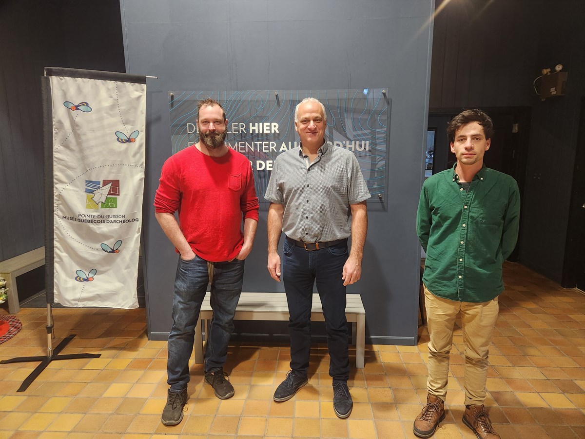 Le maire de Beauharnois, Alain Dubuc (au centre), prend la pose avec les représentants de l'institution muséale de la Pointe-du-Buisson 