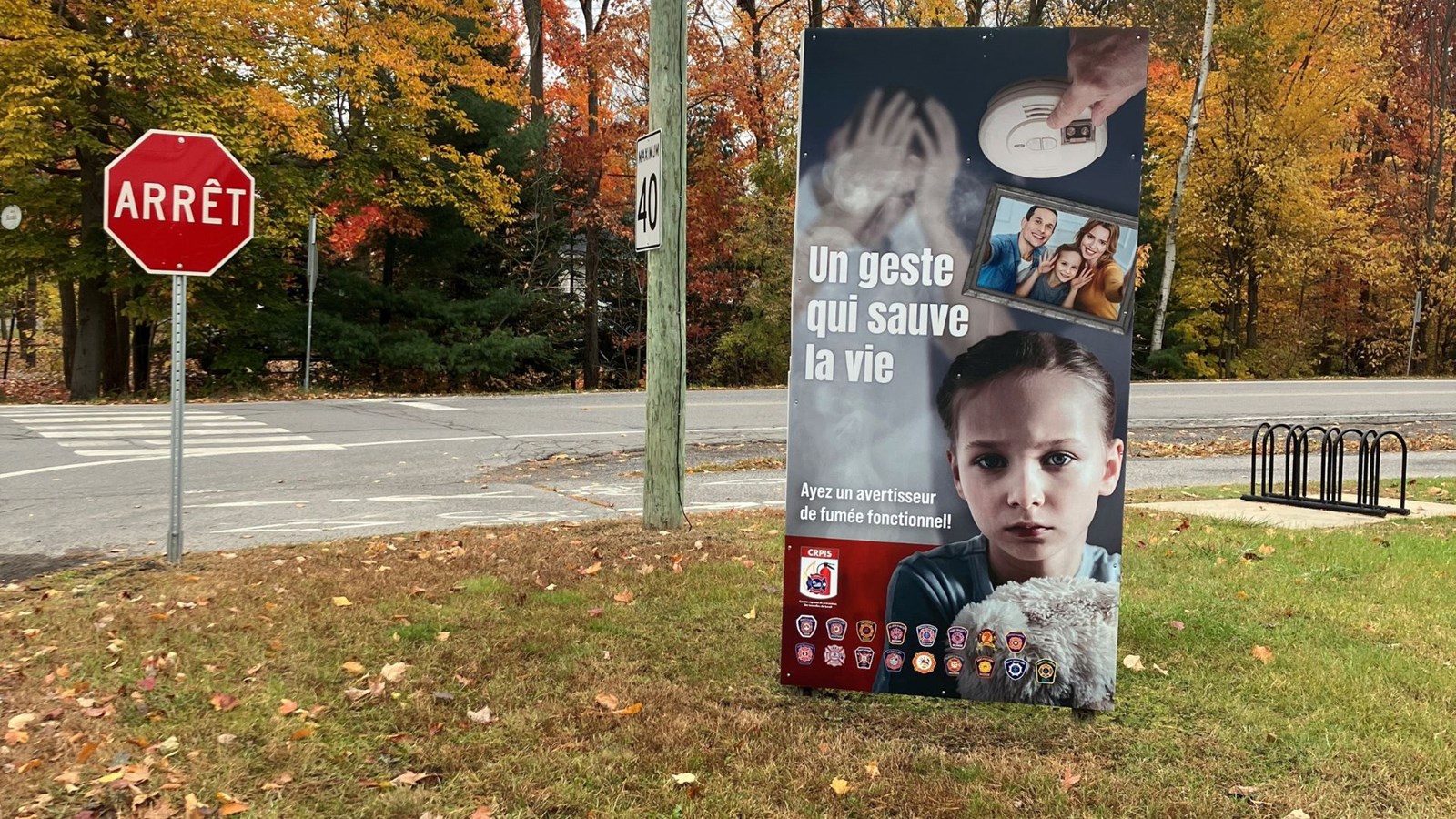 « Un geste qui sauve la vie. Ayez un avertisseur de fumée fonctionnel! » 
