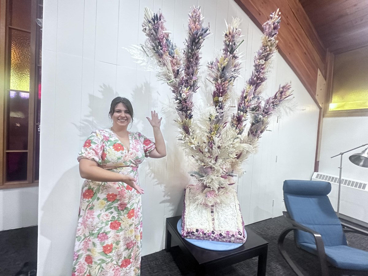 Catherine Desrochers devant son oeuvre fleurie
