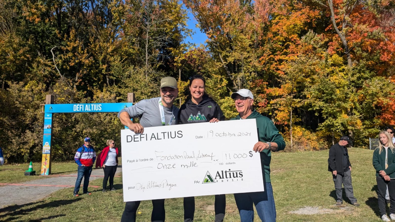 Le directeur général du Centre Notre-Dame-de-Fatima, Steven Grenier, prend la pose avec Charlène de GrosBois d'Altius Physio et le président de la Fondation Paul-Leboeuf, Dominique Janelle 