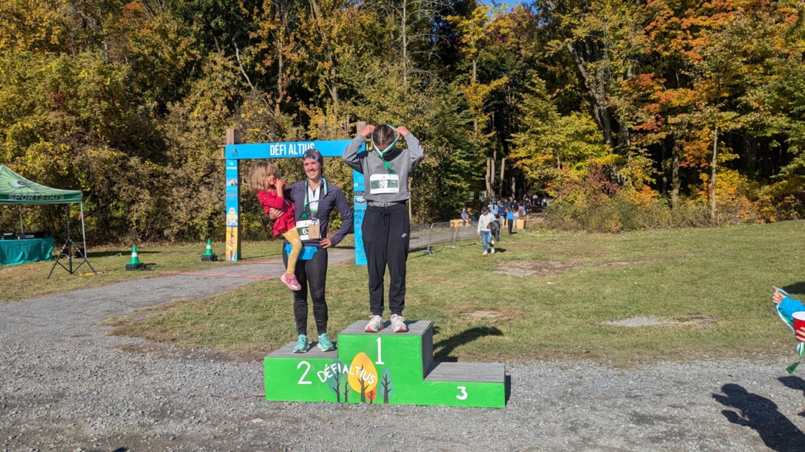 Les gagnants du 10 km chez les femmes sont: en troisième place (absente sur la photo): Valérie Blanco, en deuxième place; Courtney Wilson et en première place: Améliane Laporte 