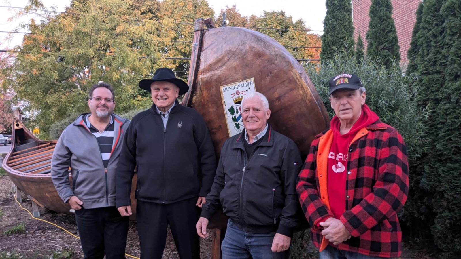 Sur la photo, on retrouve de gauche à droite: Martin St-Jean qui a construit le canot avec son père, le maire Bernard Daoust, Laurent Charlebois du Club optimiste des Cèdres et Jean Saint-Marseille qui a aussi aidé à sa conception 