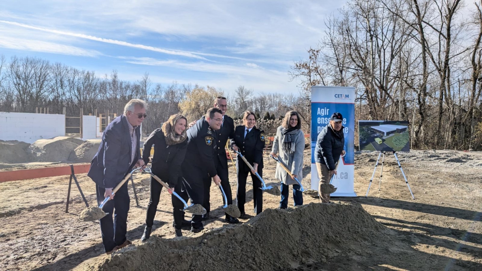 Les élus Geneviève Lachance, mairesse de Saint-Lazare, Marilyne Picard, députée de Soulanges et Patrick Bousez, préfet de la MRC de Vaudreuil-Soulanges ont aussi pris part à la pelletée de terre aux côtés des représentants de la CETAM et de Sylvain Chiasson, concepteur du projet 